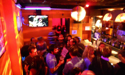 Fascination Street Bar, sala llena