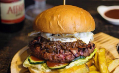 Anauco Gourmet, hamburguesa 007 bacon, cebolla caramelizada, huevo frito, queso de cabra