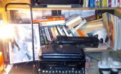 El Escondite, máquina de escribir y librería