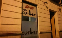 Outlet Bar, puerta