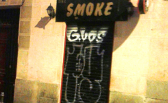 Smoke Bar, puerta