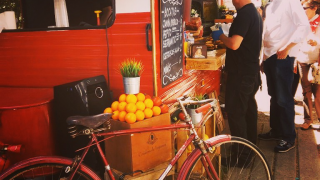 Food Truck naranja con bici aparcada y naranjas