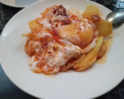 Taberna Agrado revuelto patatas y huevo de oca Taberna Agrado revuelto patatas y huevo de oca