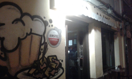 Bar Jaime, puerta grafiti jarra