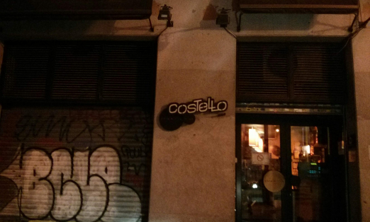 Costello Club, entrada