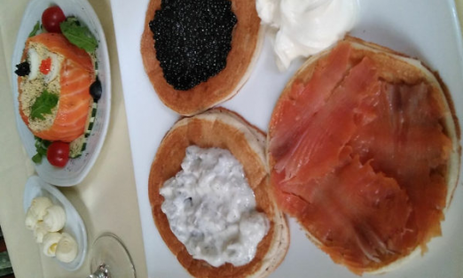 Raputin restaurante ruso de la latina surtido blanis salmon caviar