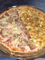 Móndula Pizzería Cafetería, pizza familiar mitad jamón mitad queso, bacon y cebolla